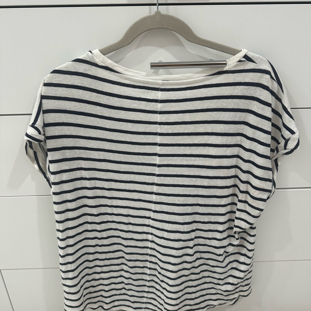Gap Women’s Stripped T- shirt Size M - Picture 2 of 3
